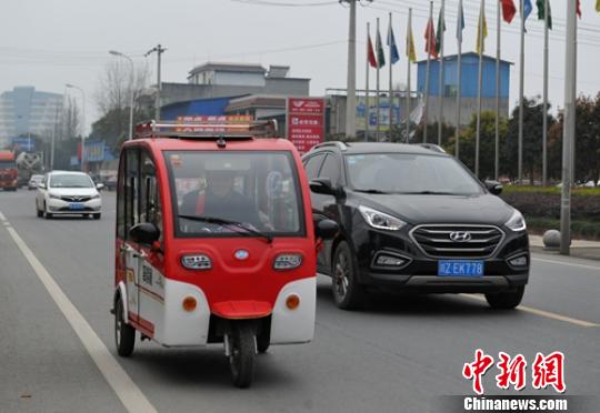 一位老者駕駛電動三輪車行駛在省道103線公路眉山段。　劉忠俊 攝