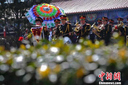 這支由30人組成的隊伍是永安殯儀館唯一的殯儀樂隊。3月29日，逝者骨灰下葬前，他們拿起手中的樂器，用音樂送逝者最后一程。　韋亮 攝