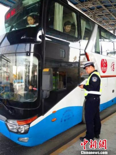 　《營運客車安全技術條件》今起實施。 圖為一輛客車正接受交警檢查。(資料圖)