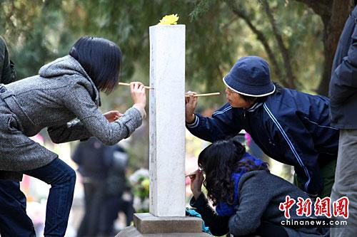 圖為眾多民眾來到陵園為親人祭掃。<a target='_blank' href='http://www.chinanews.com/'>中新社</a>發 富田 攝