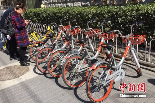 用戶正在掃碼解鎖共享單車。<a target='_blank' href='http://www.chinanews.com/' >中新網</a> 吳濤 攝