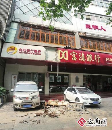 昆明一飯店木屋檐掉落 樓下微型車玻璃被砸成“蜘蛛網”