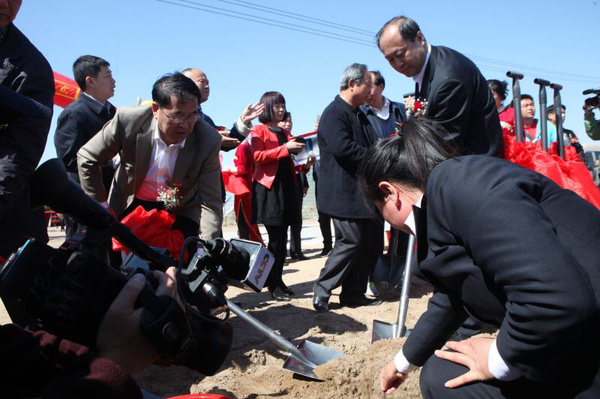 三、前來長嶺縣參加萬頃牡丹種植啟動儀式的中央中直機關書記王錦銘（中）等領導人親手栽種下牡丹苗。　梓涵　攝影