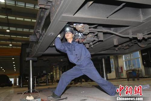 守護列車“心臟”的鐵路工匠工作紀實：每天蹲姿五小時