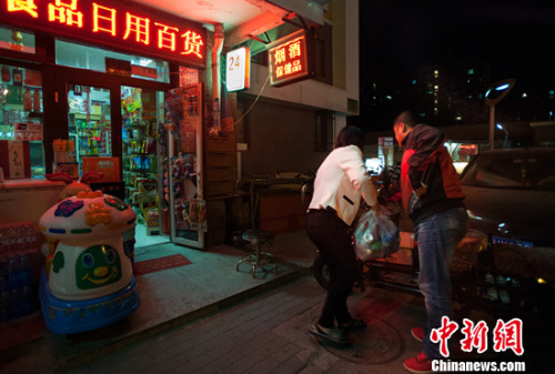 有顧客打電話來買飲料，夫妻二人準(zhǔn)備送貨。<a target='_blank' href='http://www.chinanews.com/' >中新網(wǎng)</a>記者 李卿 攝