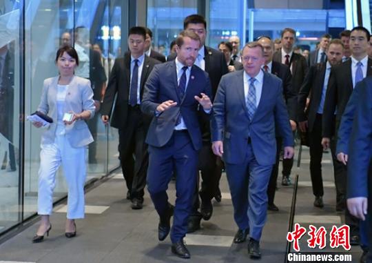 丹麥首相拉斯穆森夜逛成都春熙路太古里。　劉忠俊 攝