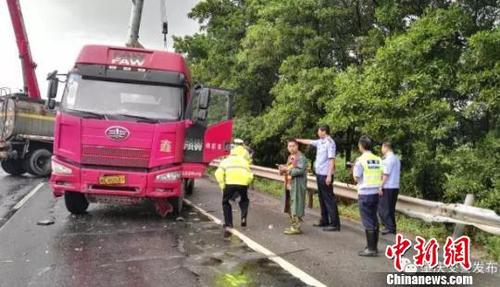 G80廣昆高速肇慶段一載硫酸槽罐車側(cè)翻致2人死亡