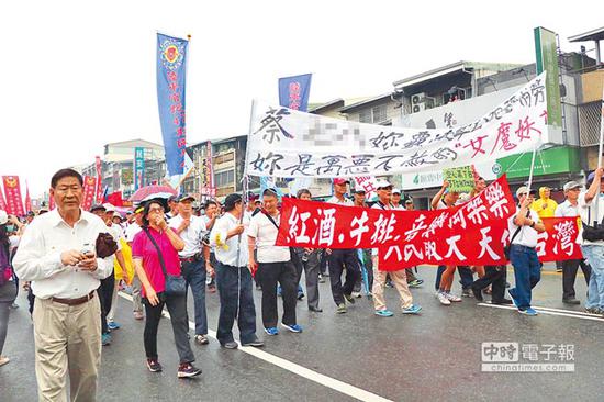 2017蔡辦音樂會28日在屏東演藝廳舉行，場外卻聚集抗議民眾