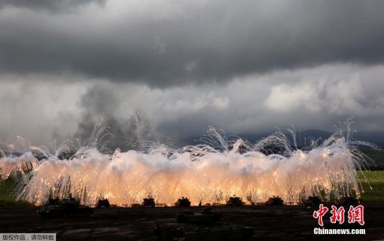 當?shù)貢r間8月25日，日本自衛(wèi)隊在富士山附近的Higashifuji軍事訓練基地展開一年一度的軍事演習。圖為日本自衛(wèi)隊裝甲部隊進行實彈射擊訓練。