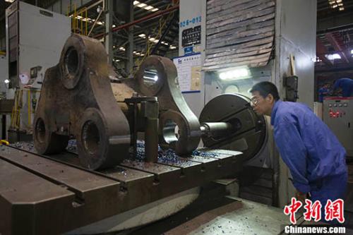 資料圖：圖為山西太重工人正在生產(chǎn)機(jī)械配件。<a target='_blank' href='http://www.chinanews.com/'>中新社</a>記者 張?jiān)?攝