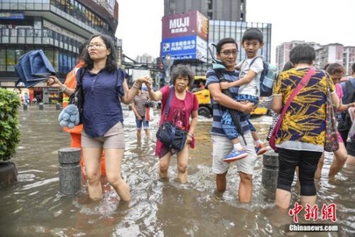 資料圖：5月24日，廣州江燕路，市民“踏浪”出行。<a target='_blank' href='http://www.chinanews.com/'>中新社</a>記者 陳驥旻 攝