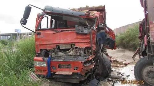 2輛巨無霸卡車迎頭相撞 司機1個動作救2條命