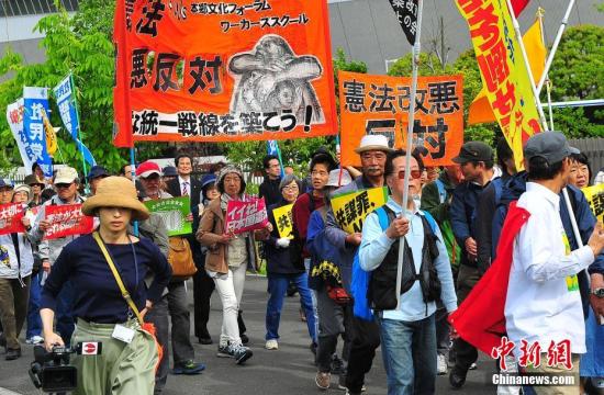 當地時間5月3日，數萬日本民眾在東京舉行集會和游行，為整整經歷了70個年頭的日本戰后憲法“點贊”，呼吁維護和平憲法，反對執政當局的修憲企圖。 <a target='_blank' href='http://www.chinanews.com/'>中新社</a>記者 王健 攝