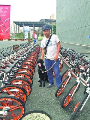 “摩族獵人”創始人莊驥帶著愛犬在“打獵”。