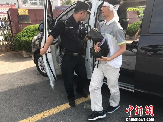 圖為：特警隊員將小豪送到考場。　蔡俊(通訊員) 攝