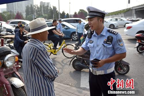 6月21日上午，北京交警敖翔正在處理交通違法行為。<a target='_blank' href='http://www.chinanews.com/' >中新網</a>記者 金碩 攝