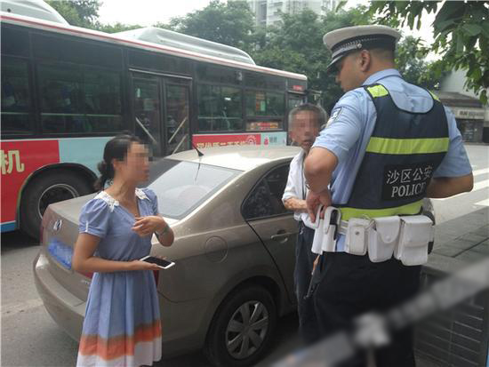 陌生老漢坐女司機車里不走