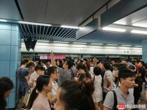 深圳地鐵隧道內火花四濺  列車30秒轉移2000乘客