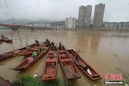 資料圖：福建順昌閩江上游富屯溪漁民正在整理船只。<a target='_blank' href='http://www.chinanews.com/'>中新社</a>記者 陳柏材 攝