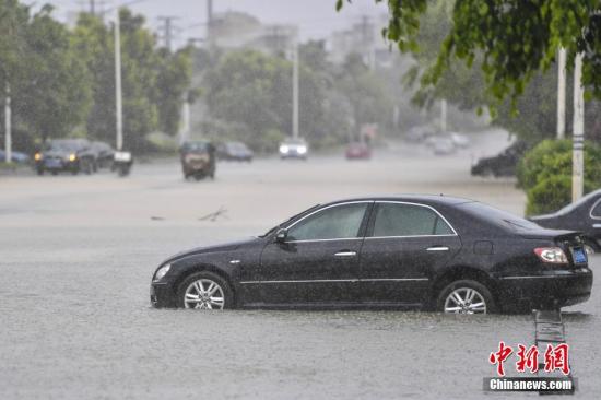 6月13日，廣東惠州惠東縣新平大道上，汽車在積水中拋錨。受今年2號(hào)臺(tái)風(fēng)“苗柏”影響，惠州市區(qū)和大亞灣、惠陽、惠東縣出現(xiàn)內(nèi)澇。<a target='_blank' href='http://www.chinanews.com/'>中新社</a>記者 陳驥旻 攝