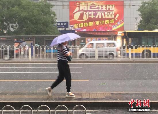 資料圖：6月23日清晨，北京降雨持續(xù)，并出現(xiàn)了短時(shí)大雨。 <a target='_blank' href='http://www.chinanews.com/' >中新網(wǎng)</a>記者 富宇 攝