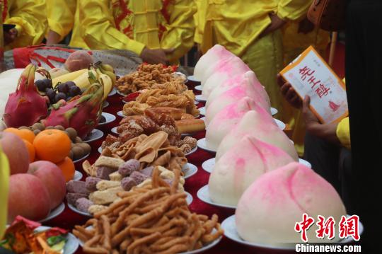 “神飯宴”拉開帷幕。當地數十家餐館在半小時內做出特色美食。　張西竹 攝