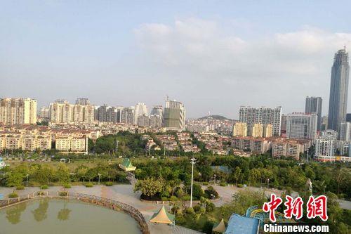 廣西南寧市鳳嶺兒童公園附近已建成或在建的小區、樓宇。 程春雨 攝