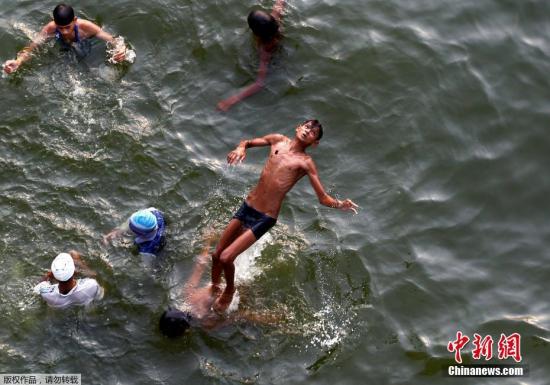 今年夏天，世界各地迎來持續高溫天氣。世界氣象組織(WMO)指出，在觀測歷史上最熱的2016年的氣候現象后，專家預計今年也將持續或多發熱浪及大雨等極端天氣，主要是由于溫室氣體濃度和海水表面溫度的上升加劇了全球變暖。世界各地紛紛進入“燒烤模式”。圖為當地時間6月16日，印度阿拉哈巴德，一名男孩在亞穆納河嬉水。