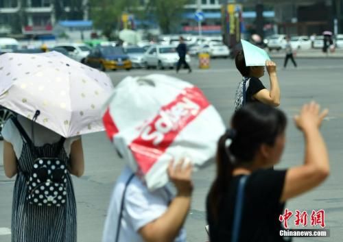 7月11日，河北石家莊民眾高溫中出行。