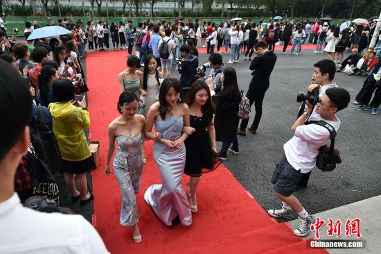 6月6日下午，中國傳媒大學理工學部舉辦2013級畢業生紅毯秀。當日，即將畢業的學子們盛裝出席，走入會場，在展示自我的同時，也分享自己在校四年收獲的友情和愛情。圖為畢業生盛裝亮相校園“紅毯秀”。 <a target='_blank' href='http://www.chinanews.com/' >中新網</a>記者 金碩 攝