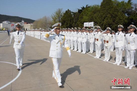 4月23日，遼寧大連，為慶祝人民海軍建軍68周年，海軍大連艦艇學院舉辦慶祝海軍節閱兵暨軍校開放日活動，百余名駐地官員、高校領導以及中小學生代表受邀參加該活動。圖為海軍大連艦艇學院院長嚴正明少將徒步檢閱各方隊。 <a target='_blank' href='http://www.chinanews.com/'>中新社</a>記者 楊毅 攝