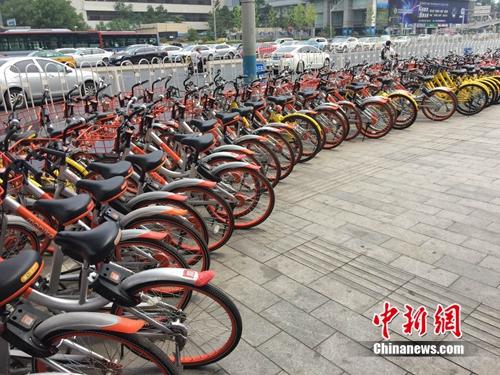 資料圖：路邊停放著多種共享單車。<a target='_blank' href='http://www.chinanews.com/' >中新網(wǎng)</a> 吳濤 攝