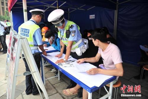 資料圖：昆明市交警支隊設點推行整治非機動車違法新模式》。<a target='_blank' href='http://www.chinanews.com/'>中新社</a>記者 劉冉陽 攝