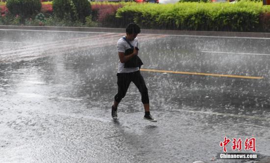 7月14日，蘭州連續幾日的高溫被一場突如其來的大雨澆灌，高溫暫時緩解。<a target='_blank' href='http://www.chinanews.com/'>中新社</a>記者 楊艷敏 攝