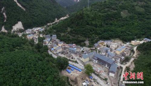 8月10日，空中俯瞰四川九寨溝“8.8”地震震源中心附近村寨，安置點搭起的一頂頂藍(lán)帳篷格外顯眼。中新社記者 劉忠俊 攝