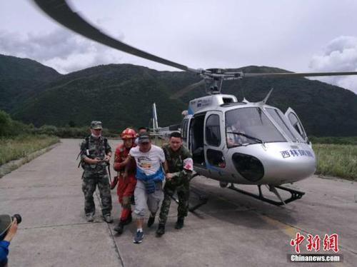 8月10日，“8.8”九寨溝地震抗震救災(zāi)指揮部派出兩架直升機(jī)編隊飛行前往四川九寨溝景區(qū)搜救。圖為被成功搜救出的被困民眾。 中新網(wǎng)記者 安源 攝