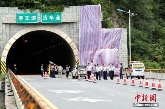 8月10日晚23時許，一輛牌號為豫C88858號的客車自成都駛往洛陽，途經京昆高速公路安康段秦嶺一號隧道南口，撞向隧道口發生交通事故。目前已造成36人死亡13人受傷，傷者已送往當地醫院救治，事故調查工作正在進行中。張遠 攝