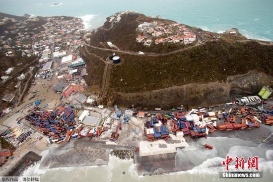 當地時間9月6日，颶風“艾爾瑪”過境圣馬丁島后，島上一片狼藉?！鞍瑺柆敗钡淖畲蟪掷m風速為每小時185英里(300公里)，預計將在9日或10日抵達佛羅里達，將成為兩周內襲擊美國本土的第二個大型颶風。圖為島上的集裝箱被吹亂，如“火柴盒”一般。