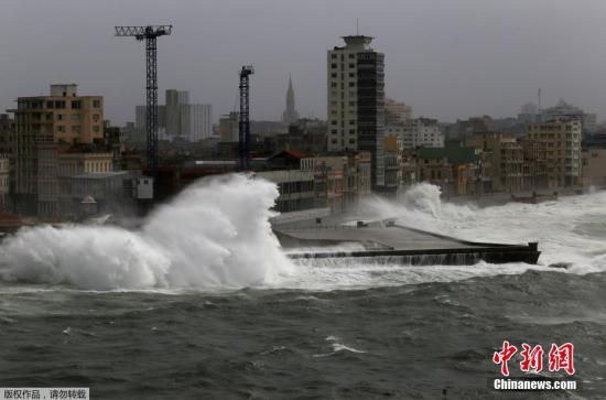 資料圖：當地時間9月9日，颶風“艾爾瑪”登陸古巴，帶來狂風暴雨和巨浪。