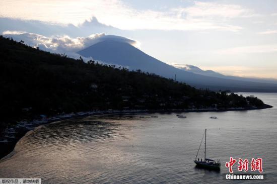 自8月以來，巴厘島阿貢火山地殼活動持續(xù)增強(qiáng)，很可能在沉寂50多年后再度噴發(fā)。阿貢火山噴發(fā)周期約為50年，最近一次強(qiáng)烈噴發(fā)發(fā)生于1963年，造成約1100人死亡。圖為阿貢火山。