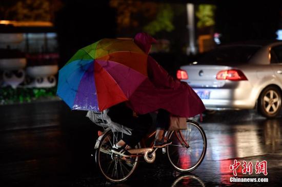 10月10日，市民雨中騎行。俗話說“一場秋雨一場寒”，寒露節(jié)氣剛過，陰雨天氣到訪昆明，氣溫下降，“春城”秋意漸濃。<a target='_blank' href='http://www.chinanews.com/'>中新社</a>記者 劉冉陽 攝