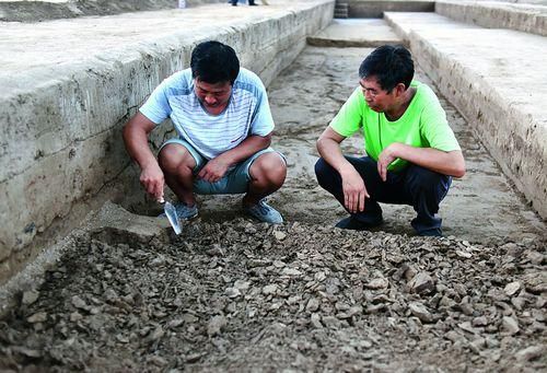 聯合考古隊在容城縣南陽村考古，發掘古燕國城墻遺址。 攝影/劉向陽