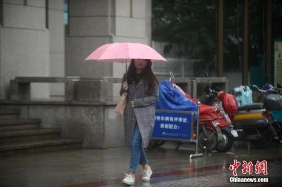 資料圖：江蘇省一市民穿秋裝出行。孟德龍 攝