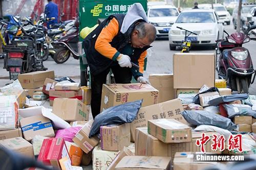 資料圖：11月2日，山西太原，物流工作人員正在分揀快遞。<a target='_blank' href='http://www.chinanews.com/'>中新社</a>記者 張云 攝