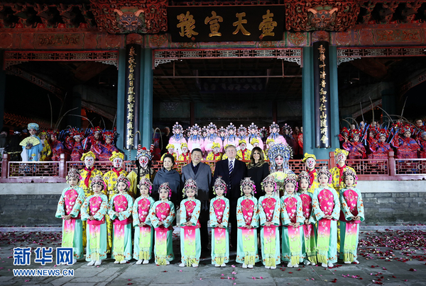 　11月8日，國家主席習近平和夫人彭麗媛陪同來華進行國事訪問的美國總統特朗普和夫人梅拉尼婭參觀故宮博物院。這是兩國元首夫婦共同欣賞京劇表演后同演員們合影。4