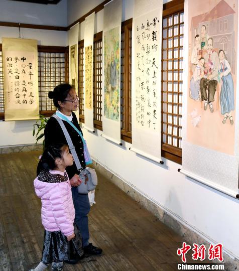 冰心生平與作品書畫征集展吸引觀眾眼球。　劉可耕 攝