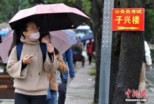 資料圖：2016年11月27日，11月27日，福州一公務(wù)員招考筆試考點，考生在尋找考場。張斌 攝