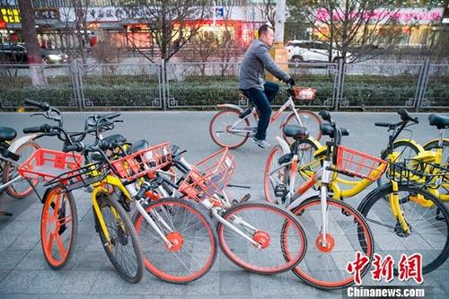 資料圖：山西太原，民眾正在使用共享單車。<a target='_blank' href='http://www.chinanews.com/'>中新社</a>記者 張?jiān)?攝