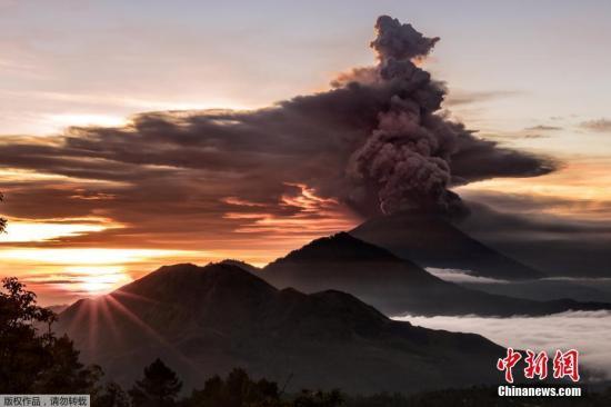 當地時間11月27日，印度尼西亞巴厘島阿貢火山日前接連噴發(fā)，當地民眾和當局都對此提高警惕。由于有再發(fā)噴發(fā)可能，印尼當局27日將阿貢火山的警戒級別從三級別調高至最高的四級。