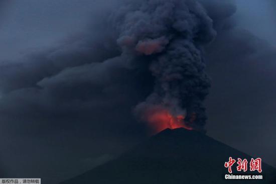 印尼國家災害管理局今天將阿貢火山噴發(fā)警戒升至最高級別第4級。撤離區(qū)從火山周圍的6至7.5公里，擴大到10公里。